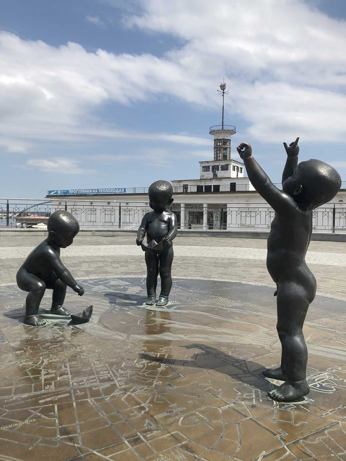 Пам'ятник «Малюки, що пускають кораблики»