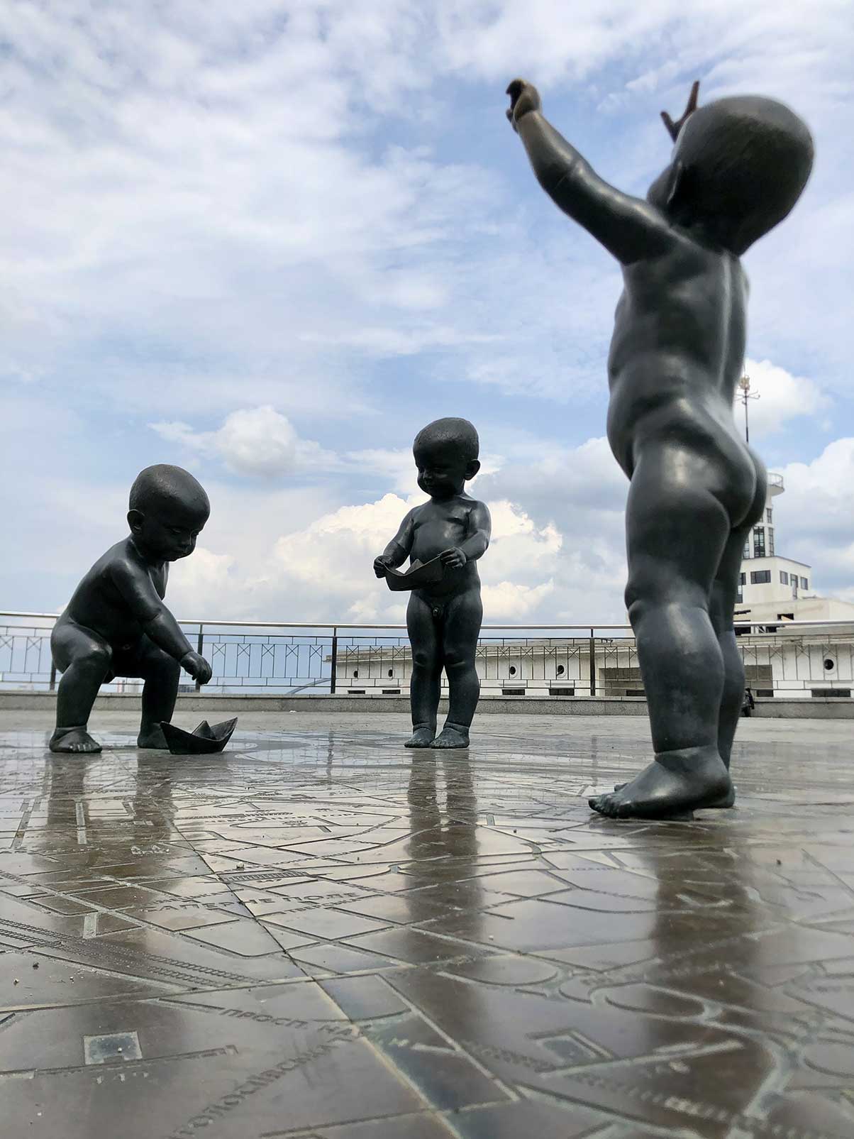 Пам'ятник «Малюки, що пускають кораблики»