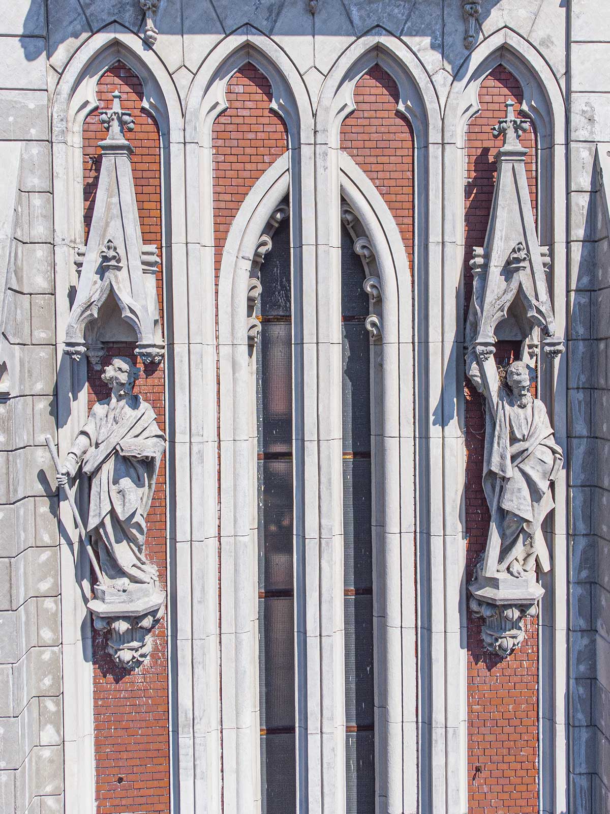 Ліва вежа — дві фігури Апостолів