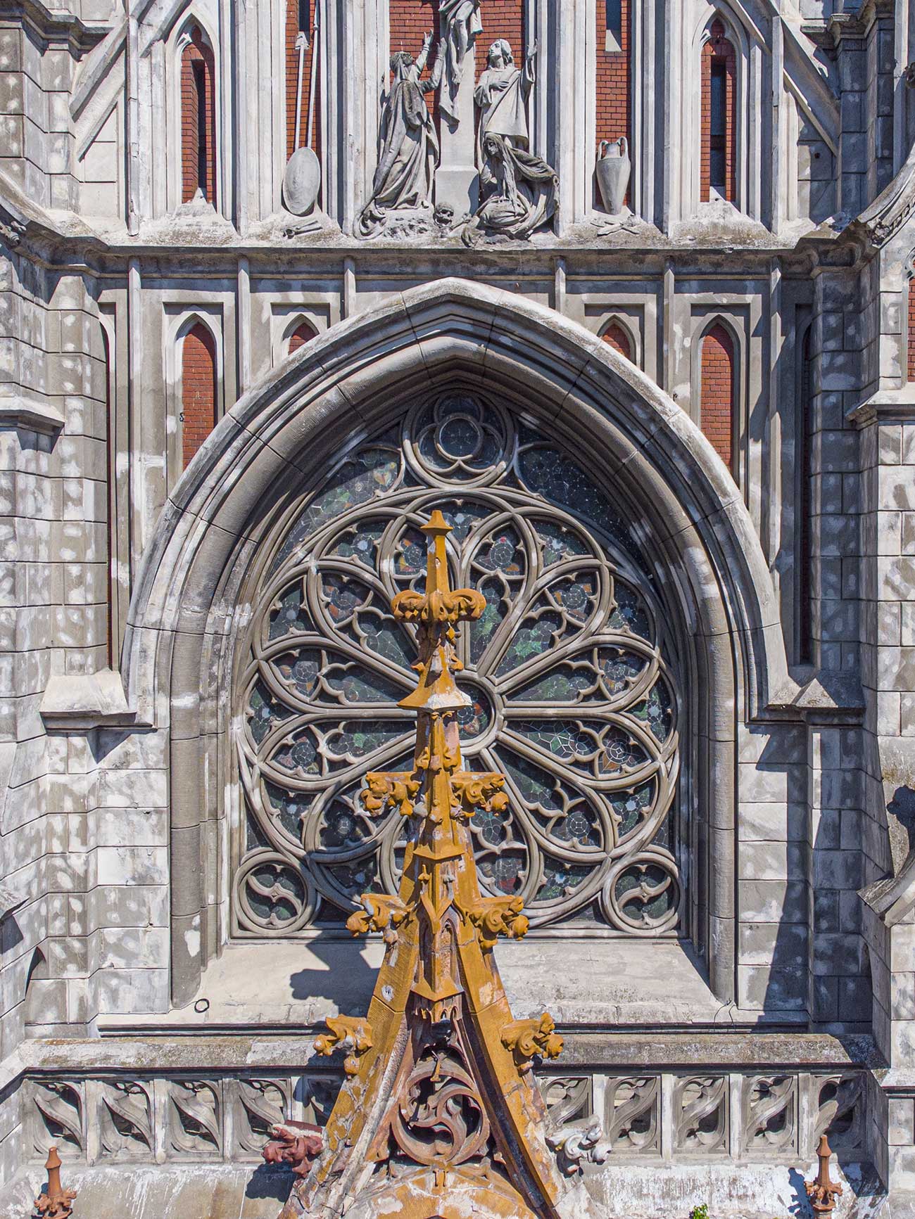 Вітраж-троянда — кругле вікно на фасаді католицького храму, яку до проєкту додав Городецький
