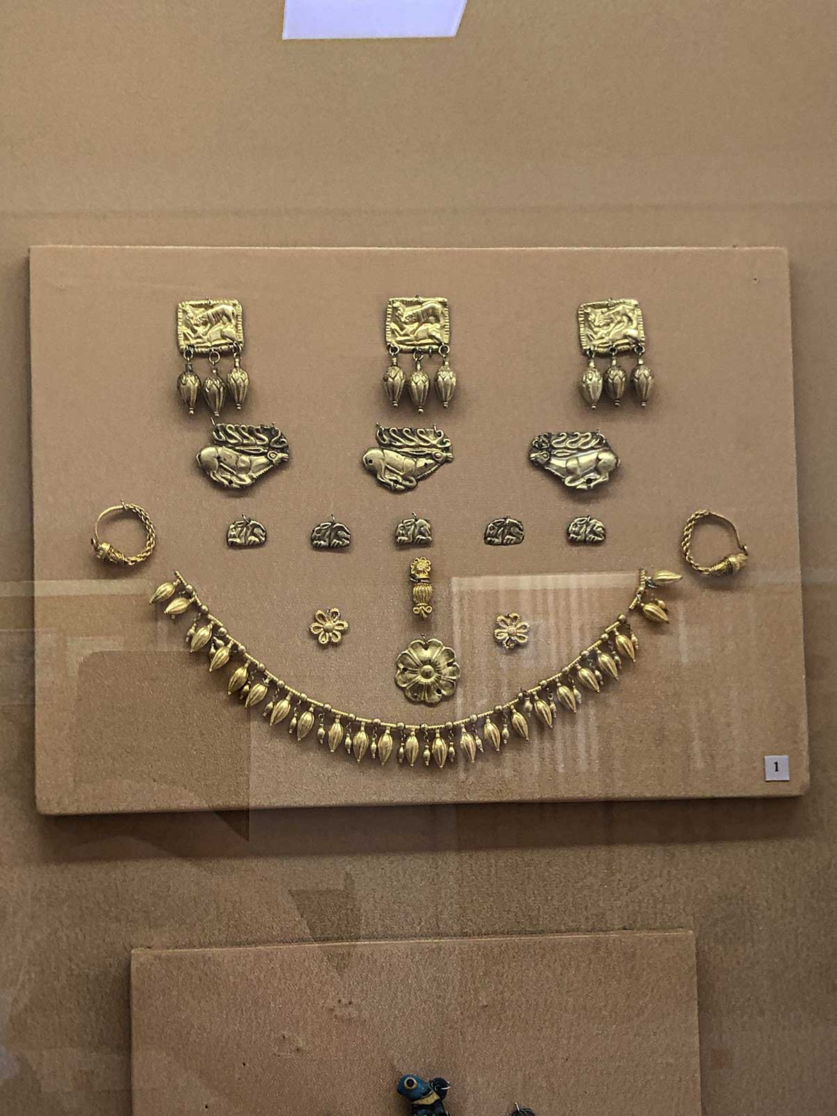 Золоті прикраси античного виробництва (IV - III ст. до н.е. Північне Причорномор'я)