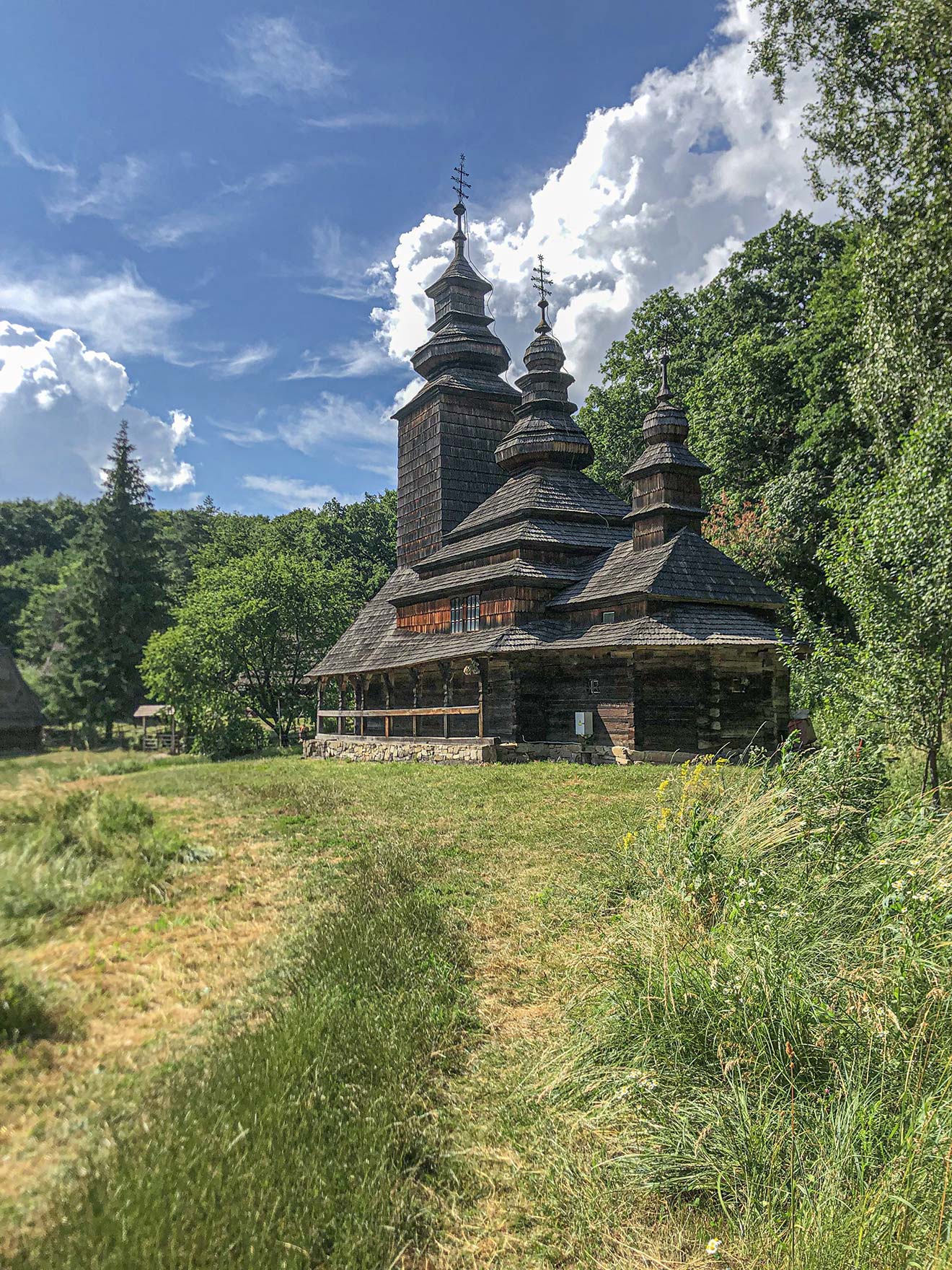 Покровська церква збудована в селі Плоскому у 1792р, а 1920-х роках її перевезли до села Канора поблизу Воловця_50.360604, 30.517781