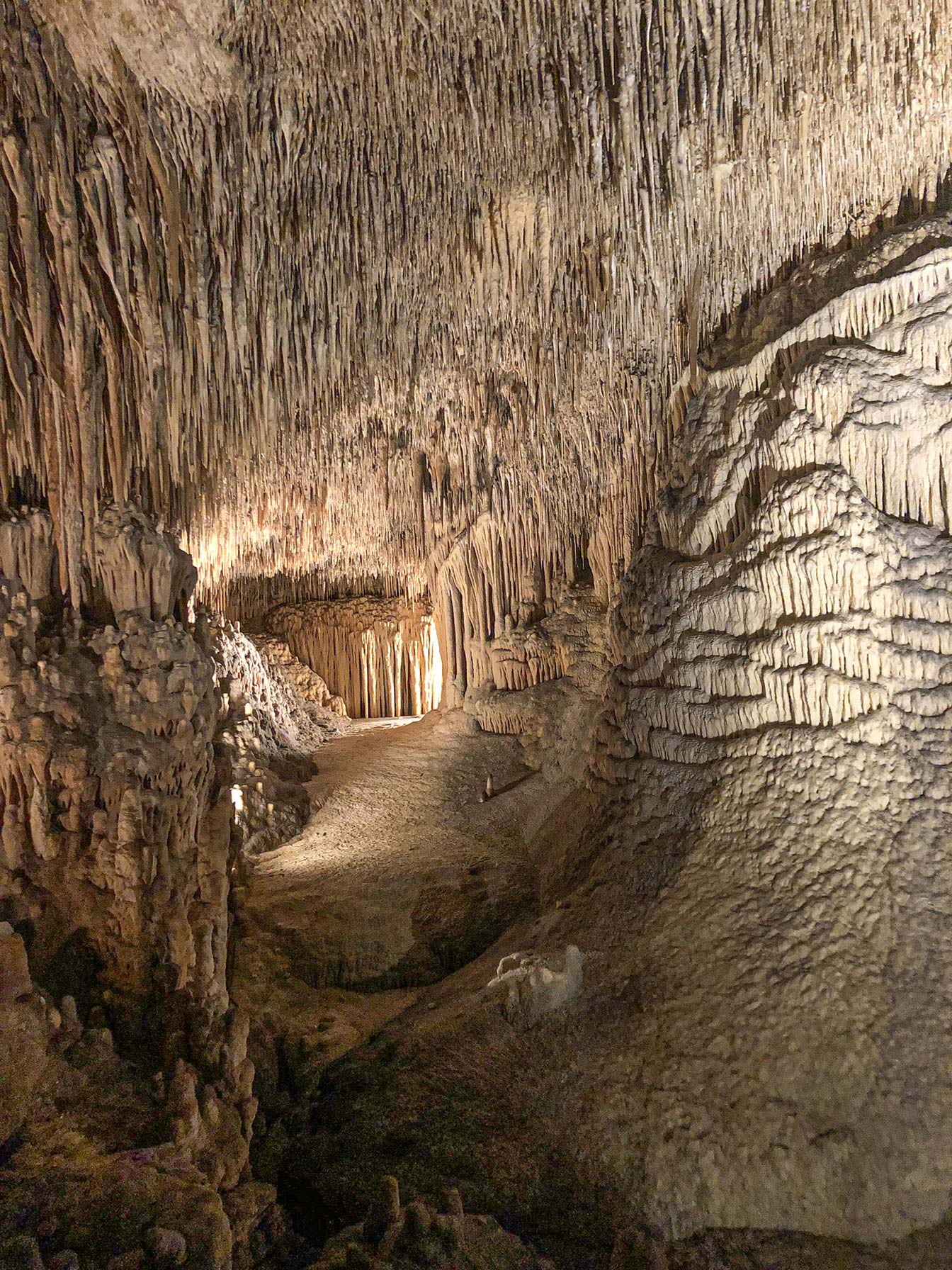 «Монте Невадо» — утворення білого кольору з карбонату кальцію, який залишає дощ просочуючись через скелі