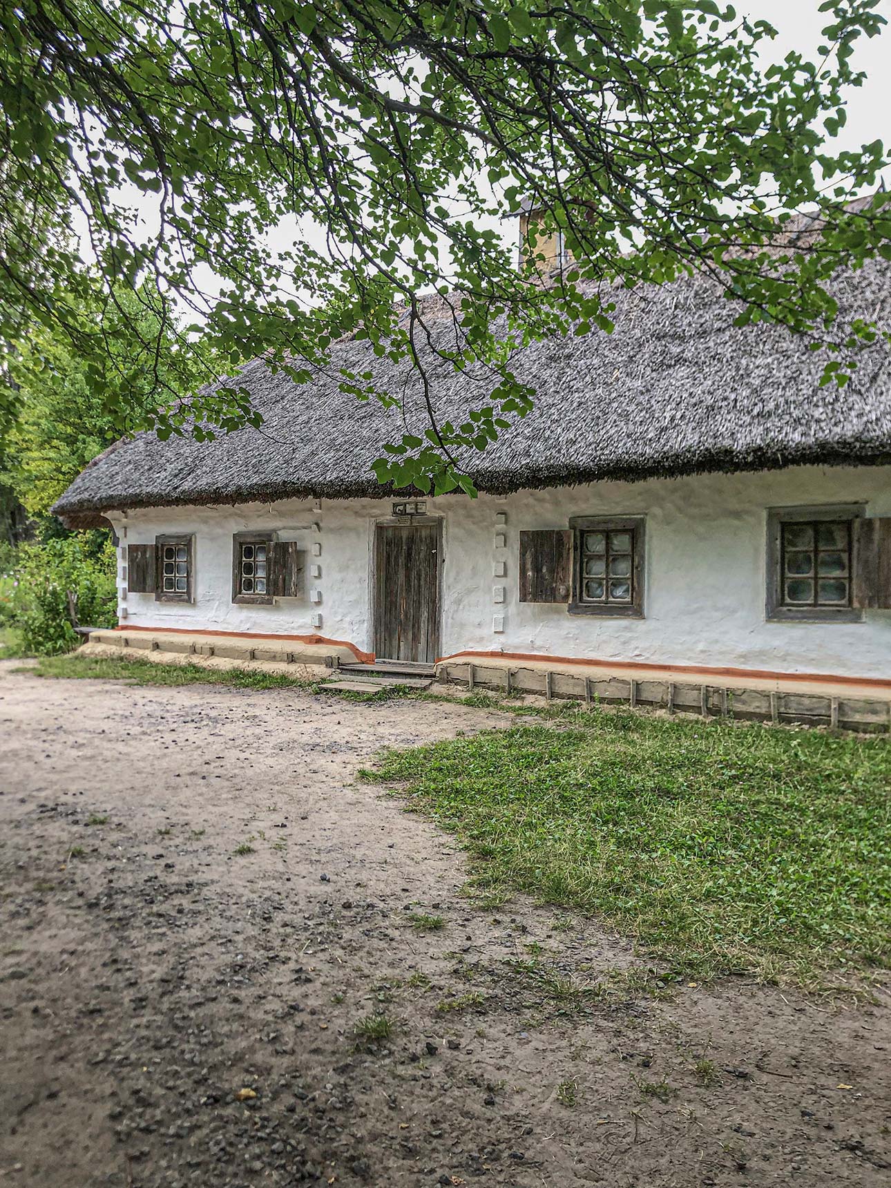 Хата 1907 року із села Яснозір`я, Черкаської обл. (літо, 2021)