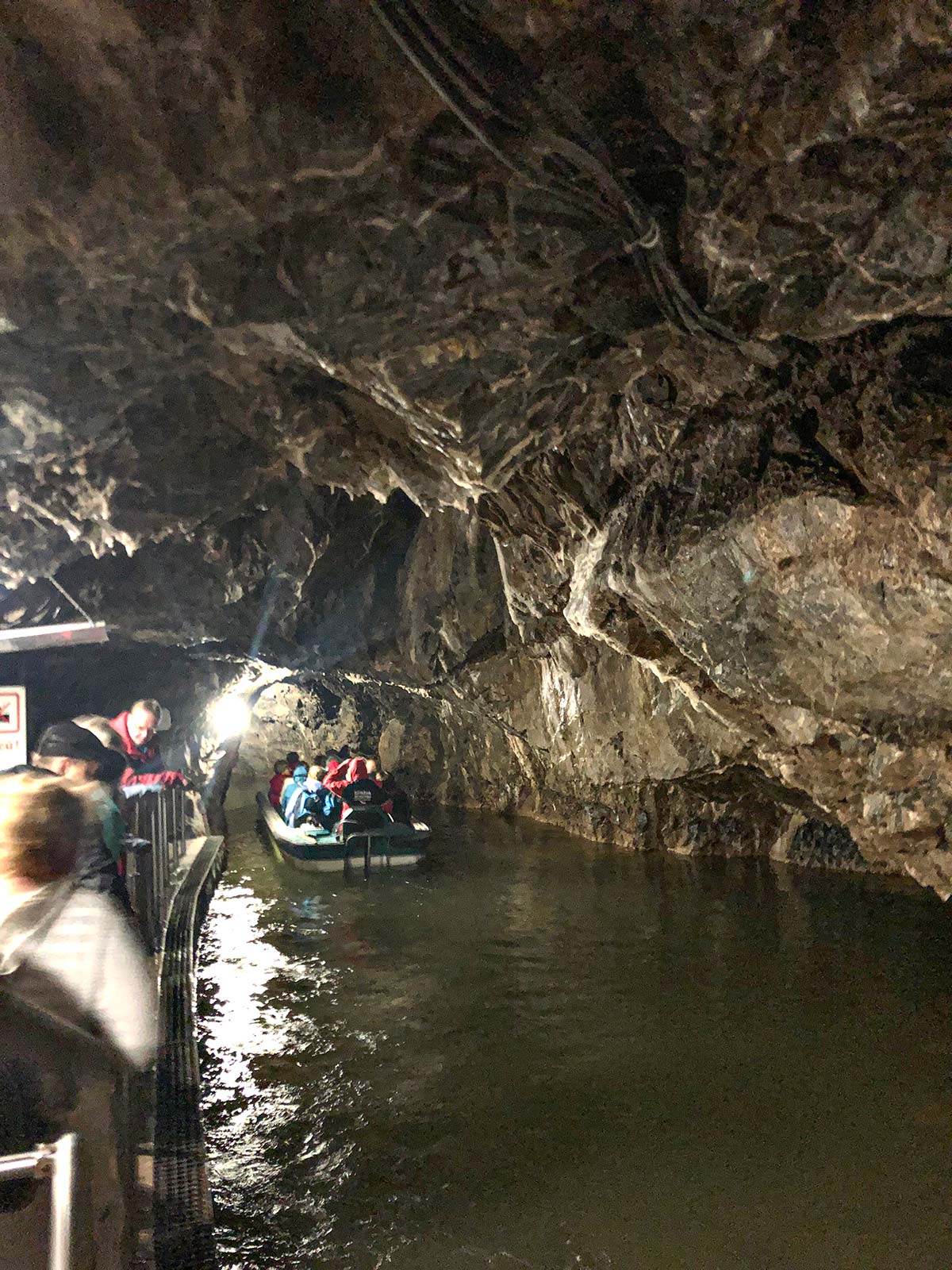 Катання на човнах у Пункевних печерах